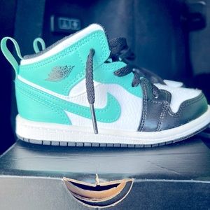 Jordan 1. 9c girls. Like new in box.